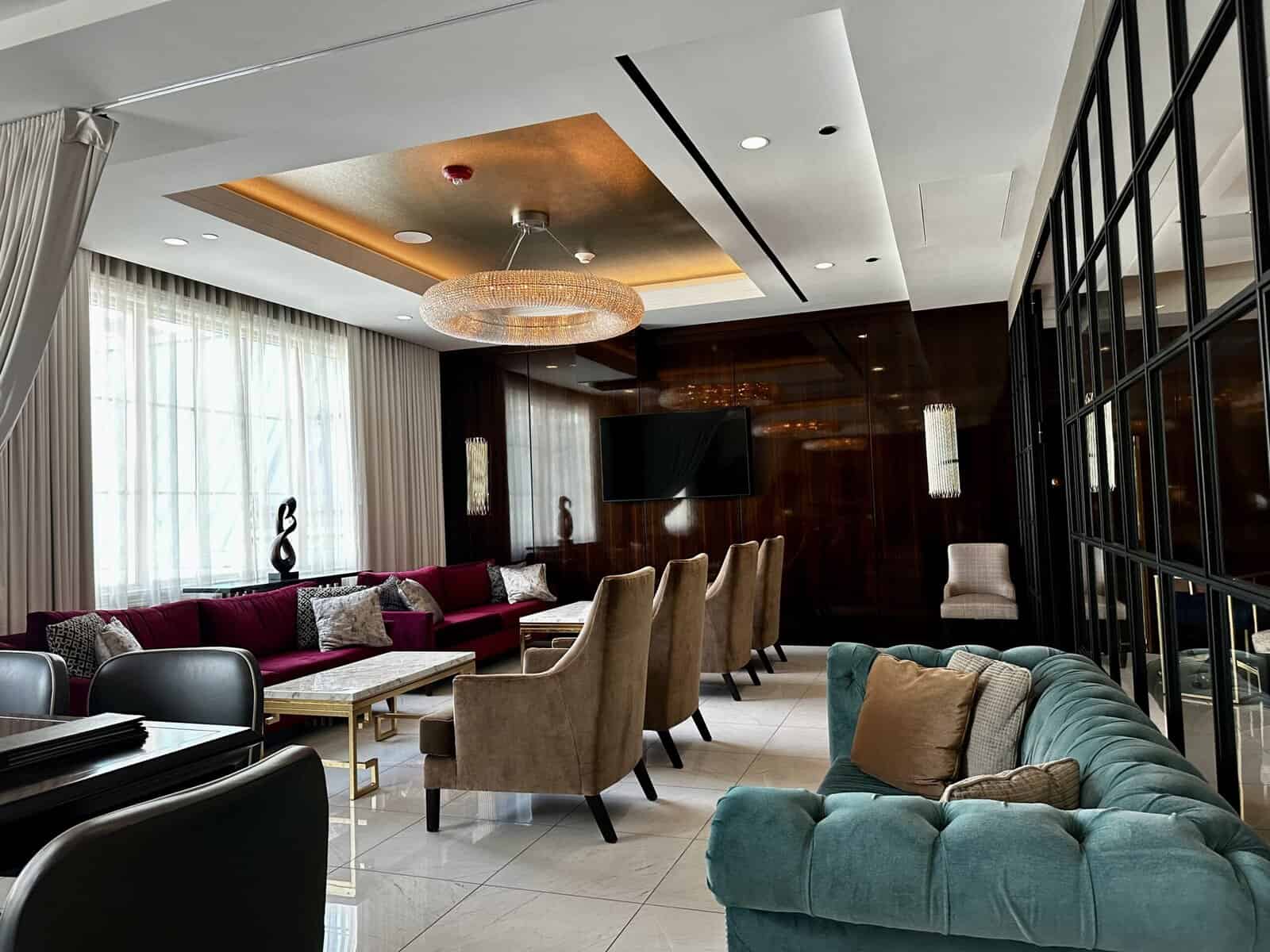 This Sophisticated Luxury Hotel Is Downtown Chicago’s BestKept Secret(00)